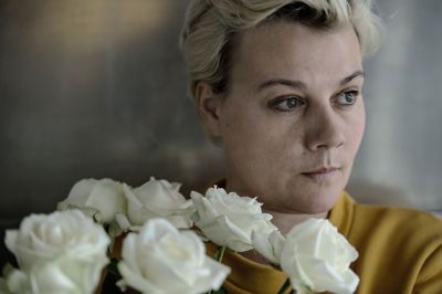 Maria Gerhardt autofiktive roman »Transfervindue« udkom den 10. marts 2017. Mindre end en uge efter udgivelsen døde den kendte dj, forfatter og journalist i en alder af 39 år.