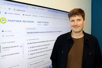 Ved brug af kunstig intelligens og i samarbejde med Silkeborgfirmaet WeZimplify har Partner Revision udviklet hjælpeværktøjet »SkatteBob«. - Vi har fodret den med alle relevante informationer fra Skat og Retsinformation. Når medarbejderne er i tvivl, kan de nu spørge »SkatteBob«, der giver svaret på et øjeblik. Det sparer meget tid i stedet for, at vores medarbejdere selv skal søge informationerne på internettet eller ringe til vores skatteafdeling, siger Ketil Matthies Hansen Lemming, forretningsudviklingschef i Partner Revision. »SkatteBob« fungerer i et lukket system og søger ikke oplysninger på internettet.