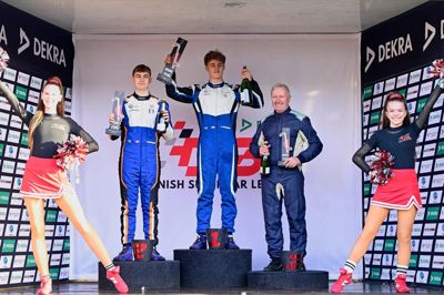 17-årige August Ørndrup (i.m.) endte øverst på podiet efter finaleheatet i Legends Car Cup, mens storebror Oliver Ørndrup (t.v.) tog andenpladsen og mesterskabet for sæsonen i den fircylindrede klasse.