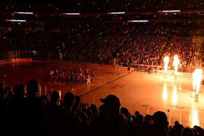 18.115 tilskuere var på plads i Lanxess Arena, da Kölner Haie i fredags tabte 2-4 til Red Bull München i egen hule. I aften spiller Blue Fox i hallen, hvor der ikke forventes helt så mange tilskuere på plads. Blue Fox Support har en fanbus af sted.