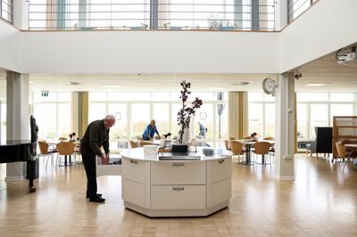 Grundstammen i den ankerformede bygning, der rummer Anker Fjord Hospice, er fællesrummet. Her møder alle, der kan, til kaffe hver dag klokken 10.00. Her skabes et rum for fællesskab om en friskbagt bolle med ost, og en snak om hvilke håb dagen forhåbentlig kommer til at rumme. Mere end 100 frivillige tager del i hverdagslivet og er med til at gøre »dødens hus« til et hjem for livet - så længe man lever.