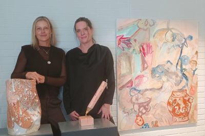 Med to keramiske værker af Mathilde Juel i forgrunden og maleri af Cecilie Nyman på væggen er de aktuelle kunstnere i Ikast fanget ved ferniseringen på udstillingen »Skønhedspletter«