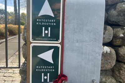 Der er allerede sat vejviserpæle op ved Kildestien. Her er det pælen ved stiens begyndelse ved Nørre Snede Kirke.