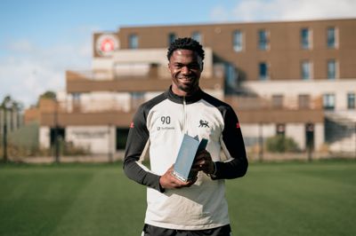 Friday Etim modtog tirsdag prisen som månedens spiller i Superligaen for september.