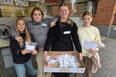 Fire elever fra 8.b på Videbæk Skole uddeler i forbindelse med deres emneuge cookies til folk i Videbæk by. Det er fra venstre Jane Mouridsen, Sommer Garner, Elisabeth Kjærgård og Maria Amedeora.