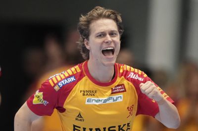 Svenske Lucas Pellas scorede fire mål for GOG, som var nødt til at forlade halvgulvet midt i onsdagens Champions League-kamp i Sverige på grund af en brandalarm. GOG endte med at vinde kampen sikkert.