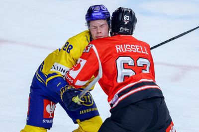 Anton Linde (t.v.) og Blue Fox slog sig på Kölner Haie, der igen havde den danske landsholdsspiller Patrick Russell i målhumør. Han scorede to gange i 3-0-sejren og har nu lavet syv mål i fem kampe i Champions Hockey League.