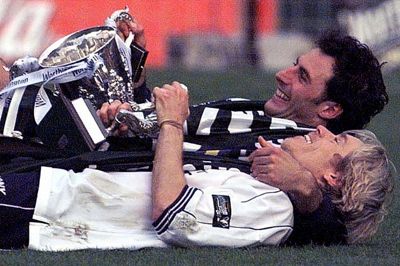 Ramon Vega (øverst i billedet) spillede sammen med Allan Nielsen i Tottenham, som i 1999 vandt den engelske Liga Cup med en finalesejr på 1-0 over Leicester på Wembley. Målet blev scoret af Allan Nielsen.