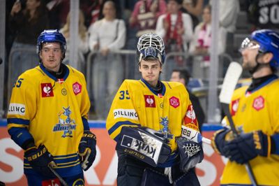 Skuffelsen i Blue Fox-lejren var tydelig efter endnu et nederlag i Champions Hockey League. Artturi Toivola (t.v.) og Janis Fecers synes tydeligvis ikke, det hele var så sjovt.