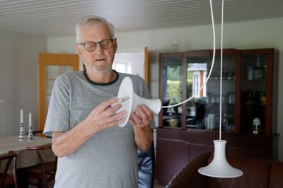 En af de hyppige opgaver hos de ældre er at skifte en pære - her illustreret i eget hjem til ære for fotografen.