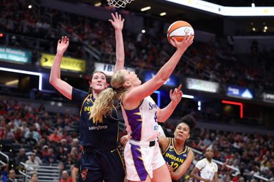 Laura Ziegler (hvid trøje) nåede at spille tre kampe for Los Angeles Sparks i WNBA, før hun drog videre til franske Charnay Basket Bourgogne Sud.