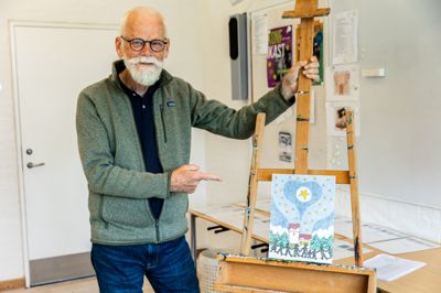 Årets kunstner bag julemærket, Arne Hansen, som kommer fra Brande. Værket tager udgangspunkt i en af Grundtvigs mest kendte salmer.