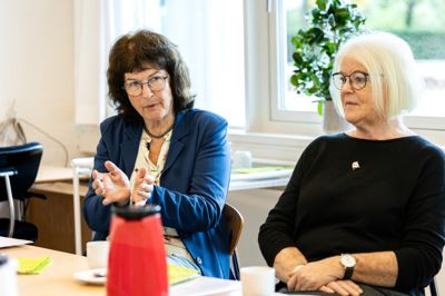 Inger-Lise Katballe (t.v.) og Else Madsen fra Kræftens Bekæmpelses lokalforening sætter ord på, hvad de kommende penge skal bruges på. Lokalforeningen er årets hoved-bidragsmodtager.