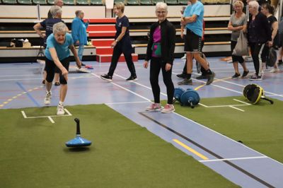 Tæppecurling er en af de populære aktiviteter, når seniorerne mødes til gymnastik i Brande Hallerne hver torsdag.