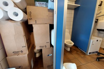 Toilettet i vuggestuen i Vinding Børnehus. Der er to men det ene er umuligt at komme til.