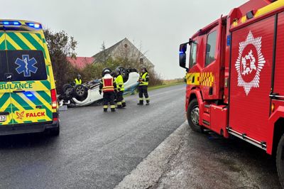 Føreren af bilen blev kørt til tjek på sygehuset i Gødstrup.