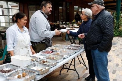 Folk kiggede forbi madboderne, som alle var lokale. Her har Jernbanecaféen en masse kartoffel-hapsere med. Overfor havde Birkkjær Catering også en bod med varm kartoffelsuppe med bacon og grønt samt kartoffelsmørrebrød. Birkkjær kørte i øvrigt resterne til Folkekirkens Dagligstue.