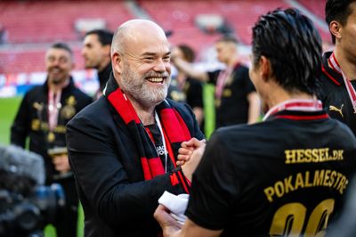 Der har smil og glæde i ansigtet på Anders Holch Povlsen, da Danmarks rigeste mand i maj så FC Midtjylland vinde pokalfinalen over FC København i Parken. Holch købte sig ind i klubben i juni 2021, og godt to år senere overtog han aktiemajoriteten i FCM, da han købte engelske Matthew Benhams andel.