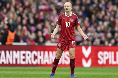Pernille Harder sendte Danmark i front mod Canada efter scoring i første halvleg.