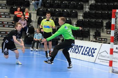 Morten Ronald Jensen disker op med en god redning over for venstrefløjen Thomas Petersen fra Elitesport Vendsyssel. Den 37-årige HCM-keeper og skolelærer leverede 14 redninger på 48 minutter.