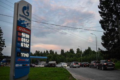 Bilister holder i kø ved en tankstation i udkanten af den russiske by Pereslavl-Zalesskiy i august. Rusland, der er et af verdens største olieproducerende lande, indførte i juni en række restriktioner, herunder rationering og et eksportforbud. Det kom efter en række ukrainske angreb mod russiske olieanlæg.
