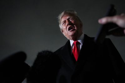 USA's præsident, Donald Trump, har flere gange anklaget CNN og andre medier for at producere falske nyheder - »fake news«. Her taler han med pressen, efter at han er stået af præsidentflyet Air Force One i Maryland lørdag.