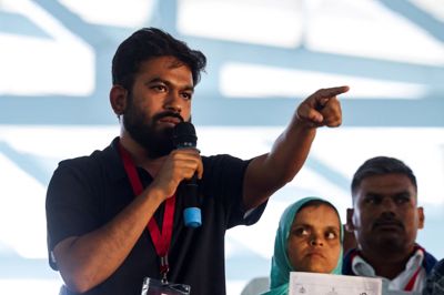 Lederen og stifteren af Kakerlak-bevægelsen, Abhijeet Dipke, deltog torsdag i en demonstration i Bengaluru i det sydlige Indien. Lørdag blev han tilbageholdt forud for en stor demonstration.
