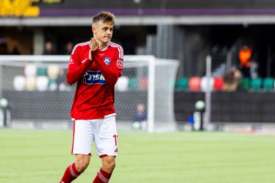 Oliver Ross scorede tre gange på Horsens-keeper Matej Delac og fik derfor lov til at tage kampbolden med hjem efter søndagens superligakamp på Jysk Park.
