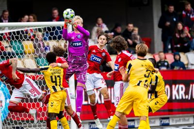 SIF-keeper Aske Andresen bokser væk, mens Alexander Priesborg Madsen bagerst og Mads Freundlich kigger på. Målmanden havde to store redninger.