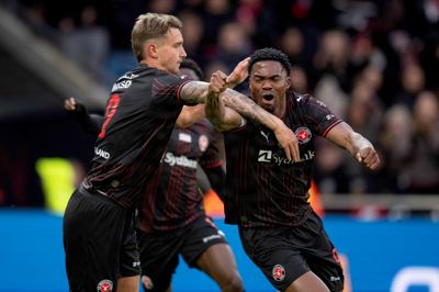 FC Midtjyllands Friday Etim - der blev kåret som Superligaens bedste spiller i september - jubler her over sin scoring til 1-0. Debutanten Andreas Maxsø forsøger at ønske tillykke.