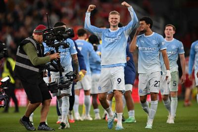 Manchester Citys stjerneangriber Erling Haaland ses fejre sejr i Premier League over Liverpool på Anfield. Det var Citys første kamp siden en afgørelse, som kendte City skyldig i brud på ligaens økonomiske regler.