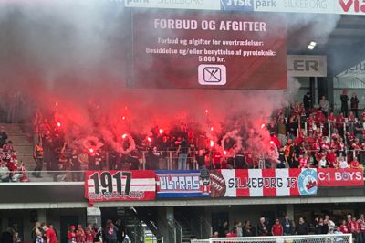 Der er flere sigtelser på vej mod de personer i det silkeborgensiske fanmiljø, der medvirkede til afbrændingen af pyroteknik i hjemmekampen mod Viborg. Denne gang er det ikke kun de folk, som stod med romerlysene i hånden, som politiet har rettet blikket mod.