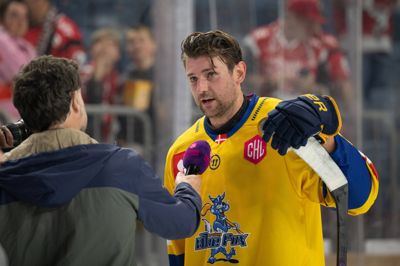 Mathias Bau Hansen, der er her bliver interviewet før den seneste Champions Hockey League-kamp mod tyske Kölner Haie, kender om nogen til karrieretruende skader i hockeykarrieren.