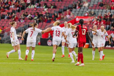 Olivia Holdt bliver fejret efter sit mål til 3-1 mod Canada.