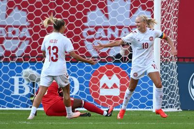 Pernille Harder og Olivia Holdt fejrer en scoring i Danmarks 4-3-sejr over Canada.