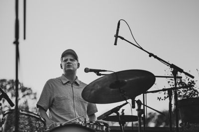 Som ung forestillede Birk Nevel sig, at han skulle være musikunderviser og spille lidt koncerter i weekenden. Sådan havde han set sin far gøre det. Han havde aldrig troet, at han skulle ende med at leve af at spille koncerter på landets største scener.