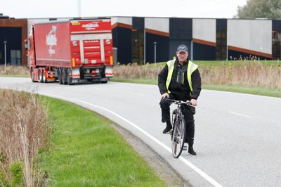 Ole Jensen cykler hver dag fra Vildbjerg Station til sin arbejdsplads på Merrildvej ad en strækning uden cykelsti. Når det regner, eller det er mørkt, tør han ikke tage turen på cykel og bliver i stedet hentet ved toget. Han frygter at blive kørt ned på den trafikerede vej.