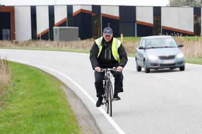 I følge Henrik Majgaard, der er bilist på Pugdalvej, er vejen ikke bred nok til, at bilisterne kan overhale en cyklist uden at trække over i den modsatte vejbane. Tilmed mener han, at vejens bredde slet ikke er gearet til den type trafik, der kører på vejen.