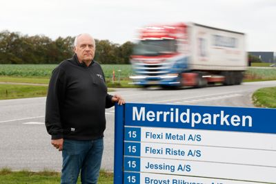 Mads Jørgensen, indehaver af Vestjysk Beslag, oplever næsten dagligt farlige situationer på Pugdalvej, hvor biler overhaler, og tung trafik fylder på vejen. Virksomheden har lavet sin egen trafiktælling, der på en halv time registrerede 200 personbiler, 17 varebiler og 13 lastbiler. Mads Jørgensen er sikker på, at tallene vil overraske politikerne.