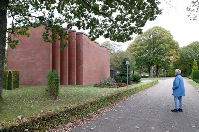 Det var her i Ikast Østre Kirke, som engang var kapel, at Birthe Stensig Gronau og familien ville have taget afsked med deres Wolfgang. Hans gravsted ligger nemlig få hundrede meter fra kirken. Familien er medlem af folkekirken, men ønskede ikke en præst til at forestå den sidste afsked. Det ønske betød, at kirkens døre i sognet var lukkede for familien.