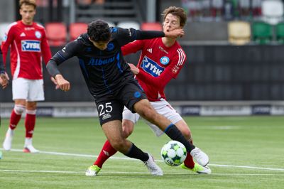 William Kirk var med fra start i tirsdagens reserveholdskamp, hvor SIF tabte 0-2 til OB. Her brændte midtbanespilleren værternes største chance, da han kort inde i kampen sparkede bolden lige forbi den ene stolpe fra en helt fri position i feltet. - Jeg ved ikke, hvad jeg lavede. Det var en simpel pasning, der skulle sættes ind i målet. Det var godt nok skidt, erkendte William Kirk.