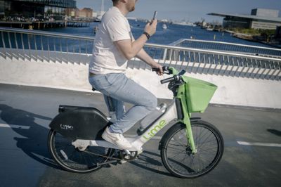 En cyklist på en elcykel er her fotograferet i september i København. Et regeringsparti vil gøre det lovpligtigt at bruge cykelhjelm, når man kører på en elcykel.