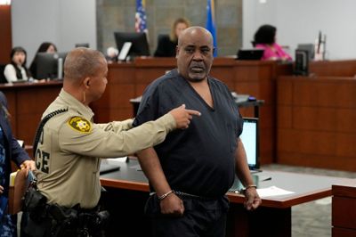 Duane Davis ankommer til en retsbygning i Las Vegas, hvor der tirsdag var strafudmåling i sagen mod ham. Anklagerne i sagen havde krævet livstid for drabet på rapperen Tupac Shakur, også kendt som 2pac.