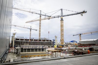 På billedet ses byggepladsen i Rødby Havn, hvor der er blevet støbt 79 tunnelelementer og 10 specialelementer i beton, som tilsammen skal udgøre den kommende Femern Bælt-tunnel mellem Danmark og Tyskland.