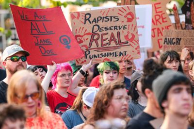 Billede fra tirsdag på Cornell University viser samling arrangeret af flere aktivistiske grupper, der støtter ofre for seksuelle overgreb. Her ses demonstranter lytte til talere ved arrangementet. Ledelsen på Cornell University har meddelt, at den vil forbyde fester i mandlige studerendes studenterforeningshuse resten af skoleåret.