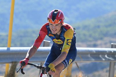 For en måned siden gennemførte Mathias Norsgaard sin første Grand Tour, da han blev nummer 142 og sidst ved Vuelta a Espana. I cykelsprog kaldes det for »lanterne rouge«, når man ender sidst i det samlede klassement af alle de ryttere, der gennemfører.