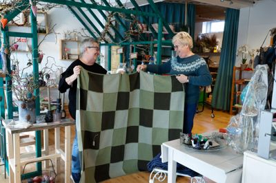 Jytte Jensen og Tove Eriksen er to af de faste frivillige i Den Kreative Butik. De er ret stolte af deres varer - ikke mindst et hæklet tæppe som dette. Stort set alt i butikken er fremstillet af lokale frivillige,