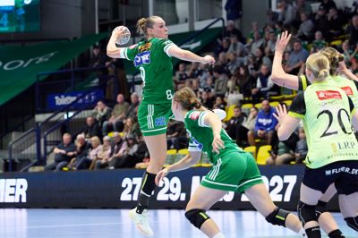 Emma Laursen stiger til vejrs, men sekundet efter lå hun på banen og så ud til at være ramt af en alvorlig knæskade.