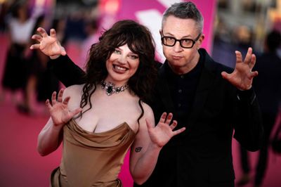 Nicolas Winding Refn var i september på den røde løber til filmfestival i Deauville sammen med skuespiller Sophie Thatcher. Sophie Thatcher har hovedrollen i hans nye film, som har biografpremiere torsdag.