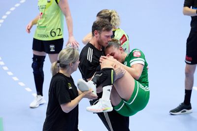 Emma Laursen blev båret fra banen af assistenttræner Klaus Thomsen.